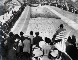 Crowds celebrate the arrival of water from the new Los Angeles Aqueduct to San Fernando Valley for the first time in 1916. (Photo courtesy of Water and Power Associates)