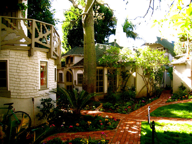 Chaplin built Normandie Towers in 1924 using set construction crews from his studio. (Photo credit: Hollywood Legends Apartments)